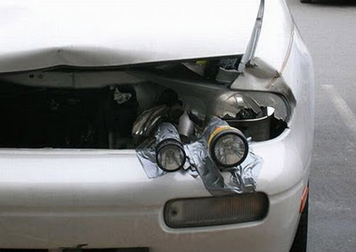 Lấy đèn pin thay cho đèn pha.