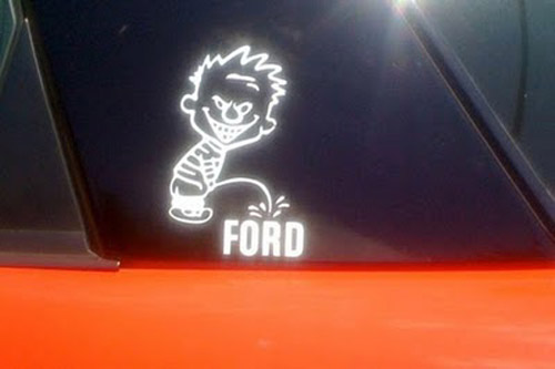 Chú bé nghịch ngợm.