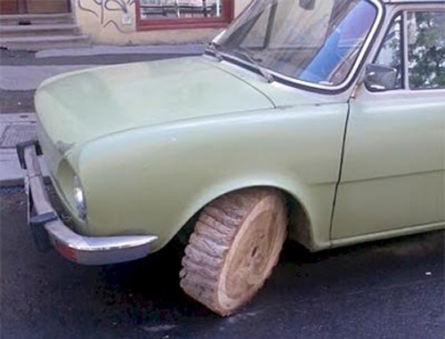 Bánh xe bằng gỗ.