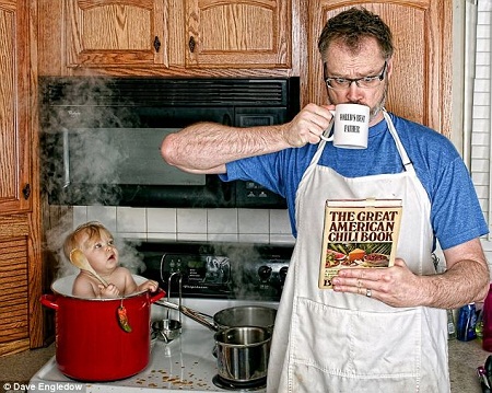 Mẹ đi vắng, bố con mình nấu cơm