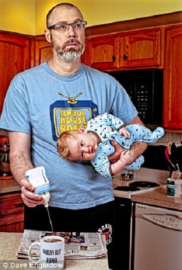 Vừa xem thời sự vừa cho con… bú