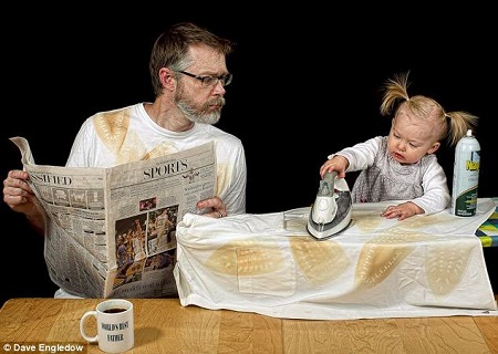 Con là áo cho cha đi làm