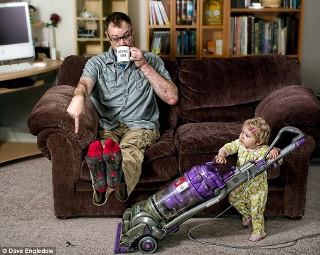 Con dọn cả chỗ này nữa này!