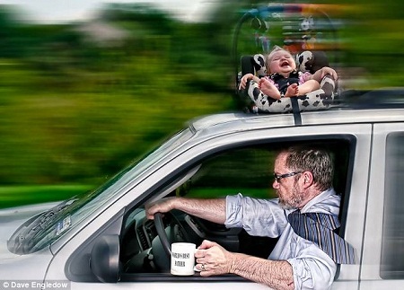 Cha bị muộn làm vì con đấy!