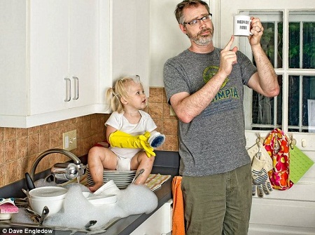 Con không được làm xước chiếc cốc quý của cha