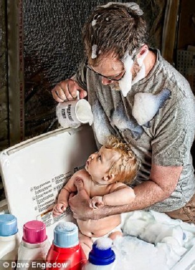 Con tắm hay cha tắm vậy?