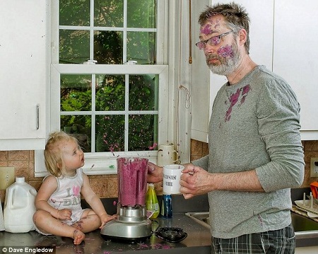 Cha quên ko đóng nắp máy xay