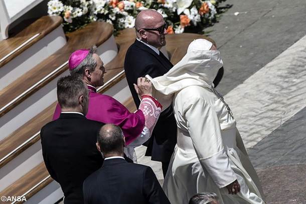 PopeFrancis-17May2015-04.jpg