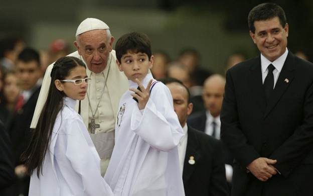 Đức Phanxicô nói chuyện với hai trẻ em, và bên cạnh là tổng thống Horacio Cartes, tại Luque, Paraguay, thứ sáu 10-7