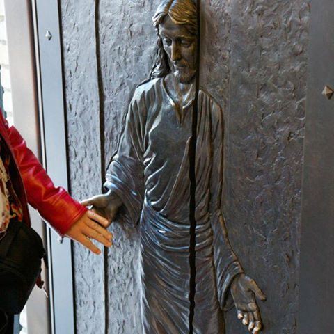 chạm tay cửa thánh