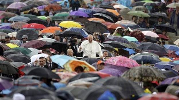 duc-phanxico-tu-choi-khong-mang-ao-chong-dan-bat-chap-cac-de-doa-tu-isis